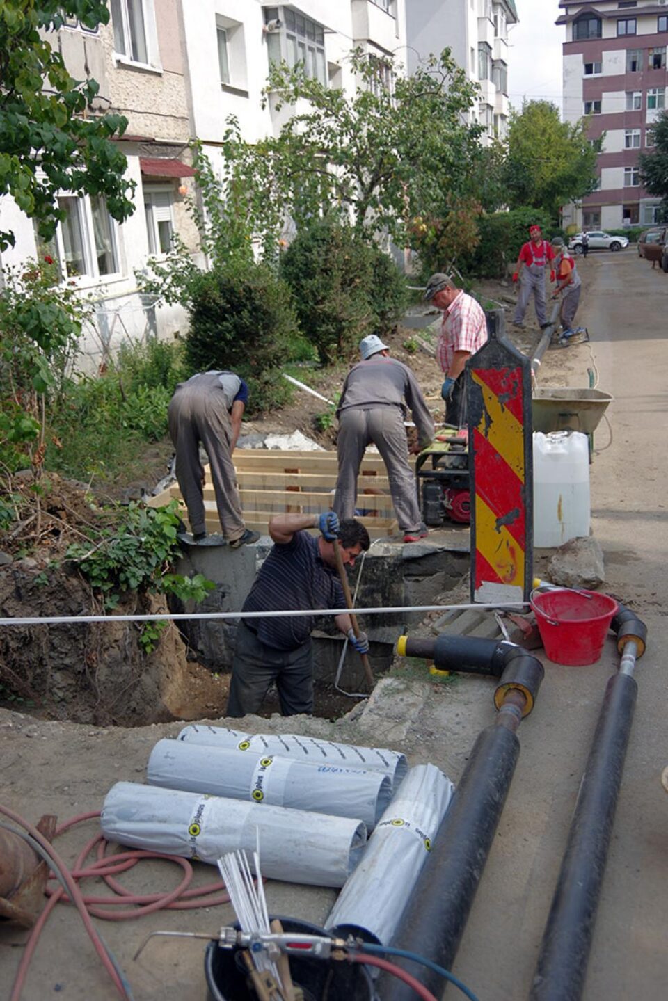 Asigurarea apei calde depinde de finalizarea lucrărilor de termoficare din Zamca