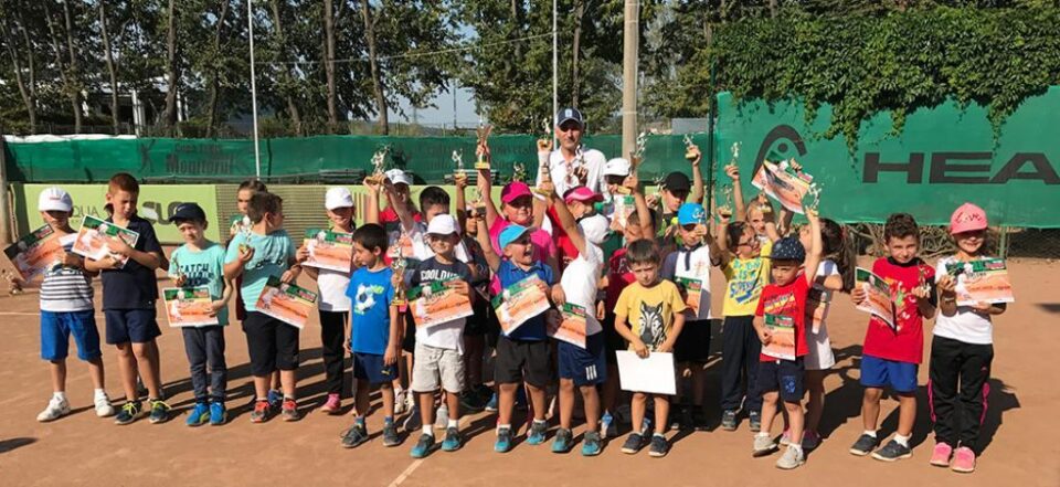 Peste 40 de copii cu vârste cuprinse între 4 și 9 ani au participat la Cupa de tenis Monitorul Peste 40 de copii cu vârste cuprinse între 4 și 9 ani au participat la Cupa de tenis Monitorul