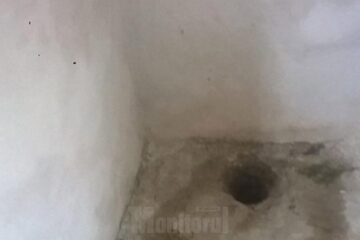 Câteva găuri făcute în cimentul de pe jos alcătuiesc imaginea de coșmar de care au parte elevii din Cajvana