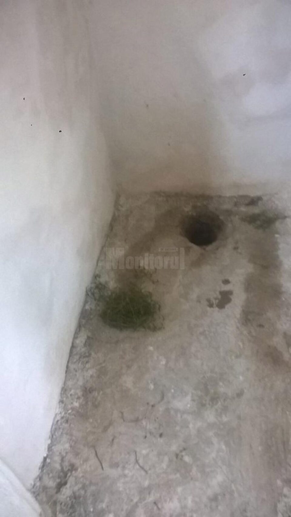 Câteva găuri făcute în cimentul de pe jos alcătuiesc imaginea de coșmar de care au parte elevii din Cajvana Câteva găuri făcute în cimentul de pe jos alcătuiesc imaginea de coșmar de care au parte elevii din Cajvana