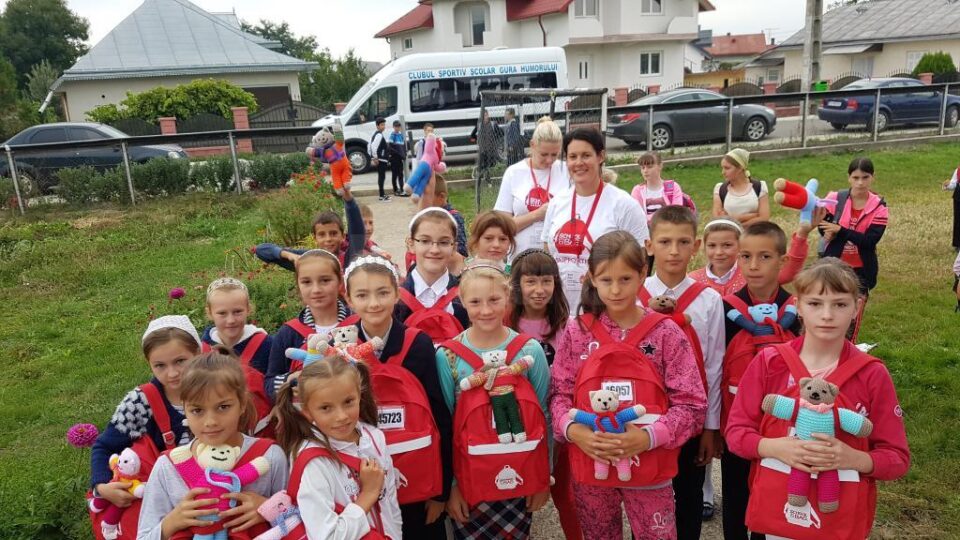 Fundația Te Aud România a distribuit 1.547 de ghiozdane în 11 unități școlare ale județului Suceava