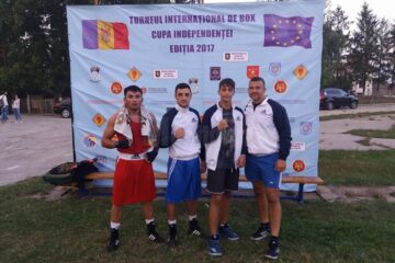Pugiliștii suceveni care au făcut deplasarea în Republica Moldova, alături de antrenorul Andu Vornicu Pugiliștii suceveni care au făcut deplasarea în Republica Moldova, alături de antrenorul Andu Vornicu