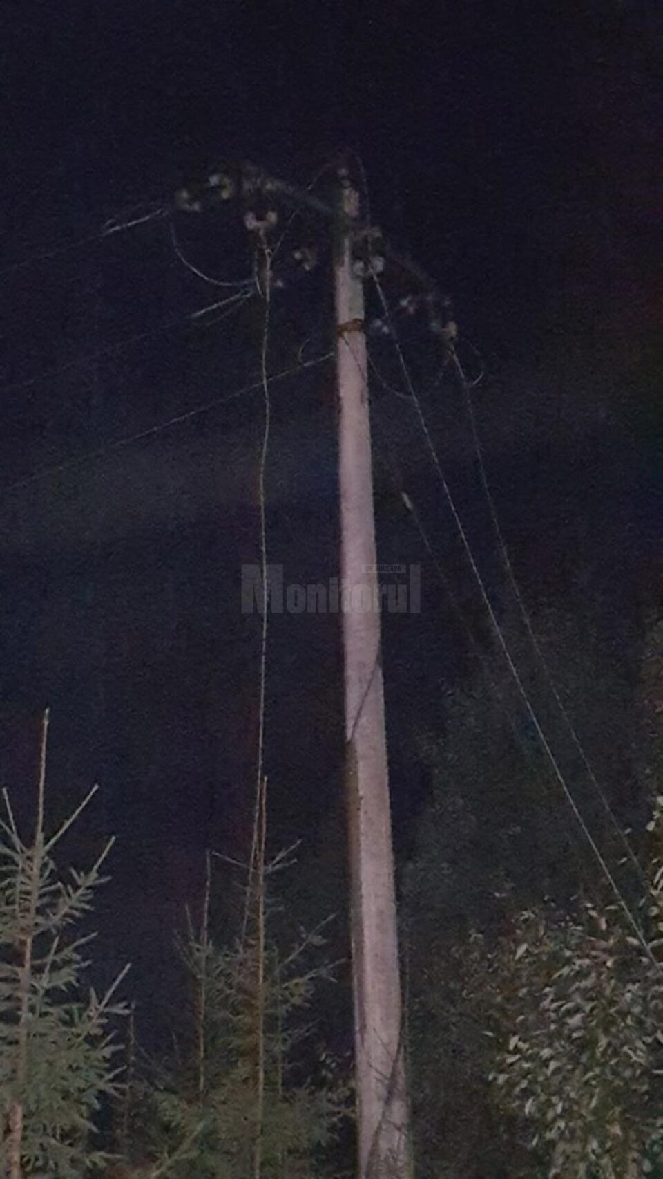 Stâlp de electricitate cu fire rupte