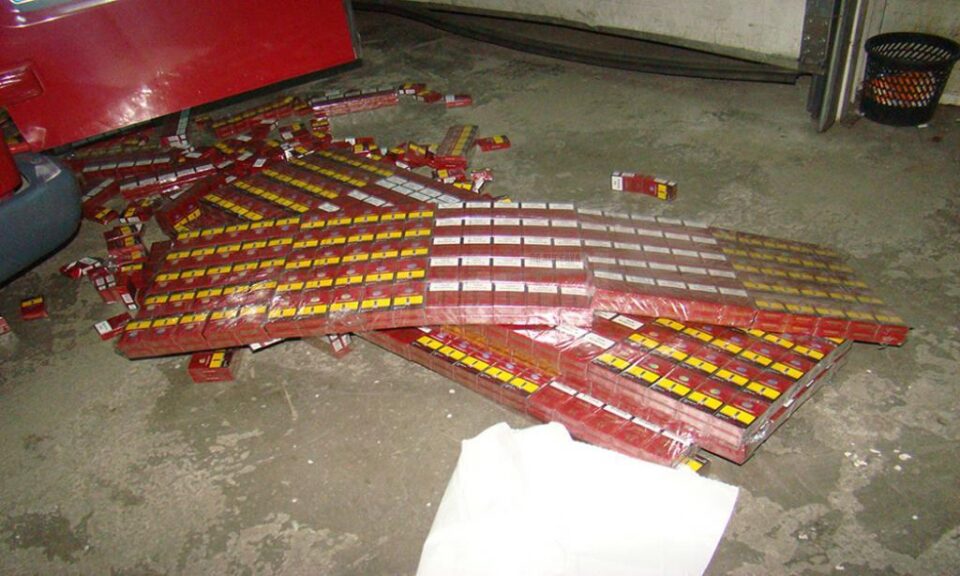 Țigări ascunse în plafonul dublat, în bordul și portierele unui autoturism