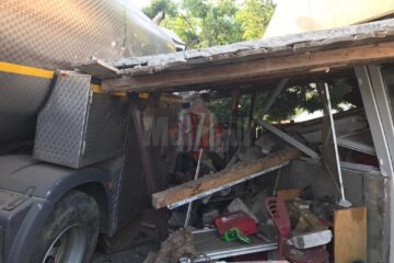 O cisternă cu lapte a intrat într-o casă, FOTO BZI