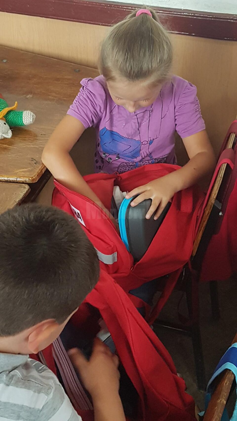 Peste 500 de copii nevoiași se bucură de ghiozdane complet echipate pentru școală în cadrul Campaniei „School in a Bag", ediția a IV-a