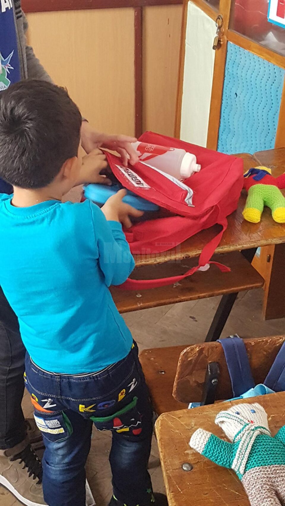 Peste 500 de copii nevoiași se bucură de ghiozdane complet echipate pentru școală în cadrul Campaniei „School in a Bag", ediția a IV-a