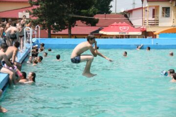 Ștrandul Suceava, în zilele sale bune, când era una din destinațiile preferate în zilele toride de vară