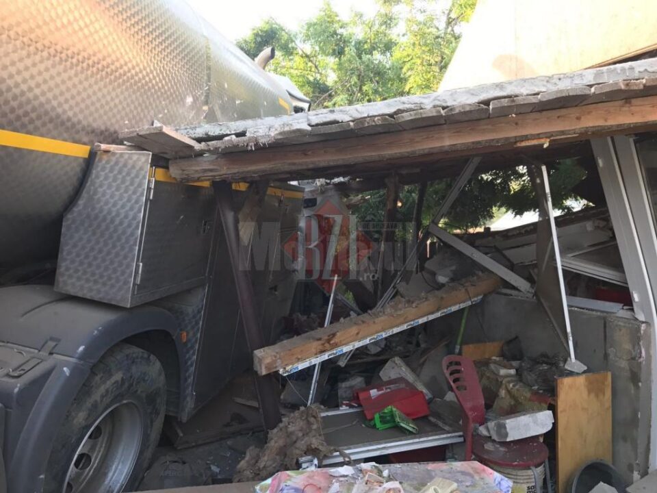 O cisternă cu lapte a intrat într-o casă, FOTO BZI