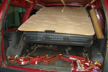 Țigări ascunse în plafonul dublat, în bordul și portierele unui autoturism