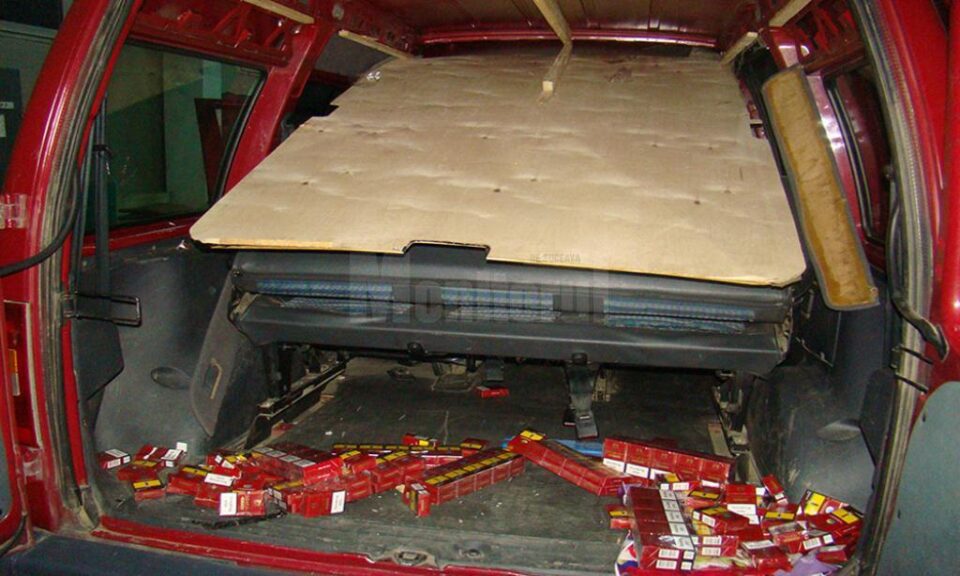 Țigări ascunse în plafonul dublat, în bordul și portierele unui autoturism