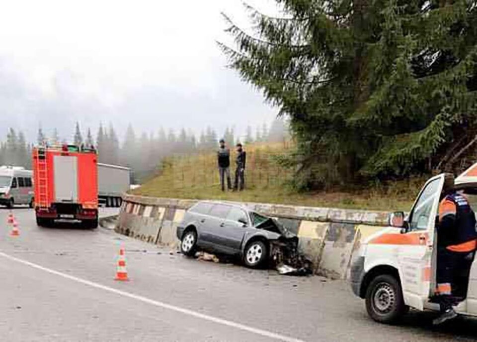 În urma impactului puternic, autoturismul a fost proiectat pe marginea drumului, iar șoferul a rămas încarcerat în interior În urma impactului puternic, autoturismul a fost proiectat pe marginea drumului, iar șoferul a rămas încarcerat în interior