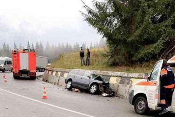 În urma impactului puternic, autoturismul a fost proiectat pe marginea drumului, iar șoferul a rămas încarcerat în interior