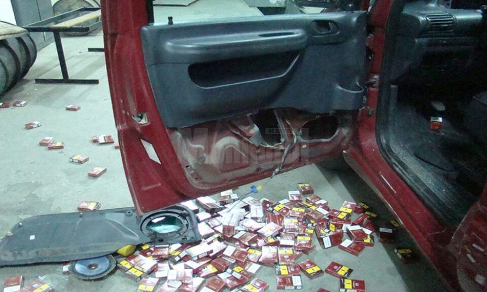 Țigări ascunse în plafonul dublat, în bordul și portierele unui autoturism