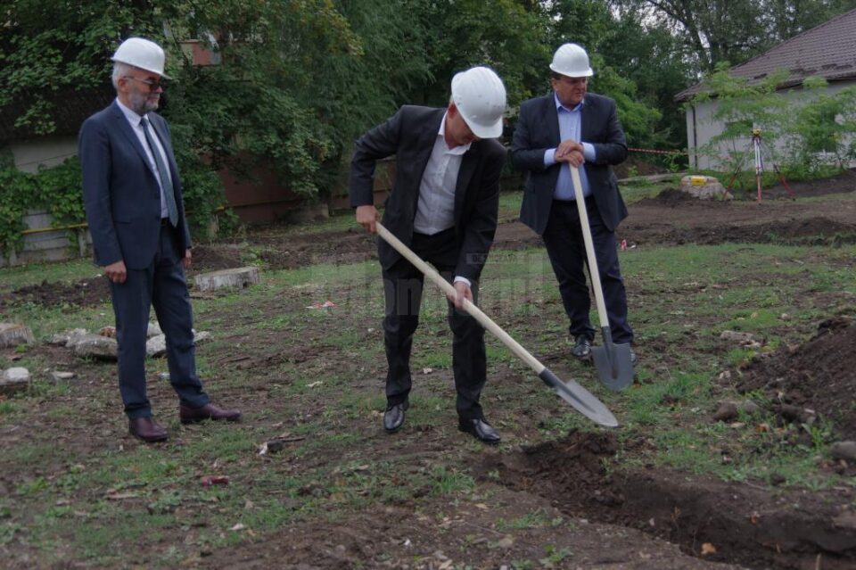 Vasile Rîmbu, Sorin Blaga și Gheorghe Flutur încep simbolic să sape fundația Centrului de Radioterapie