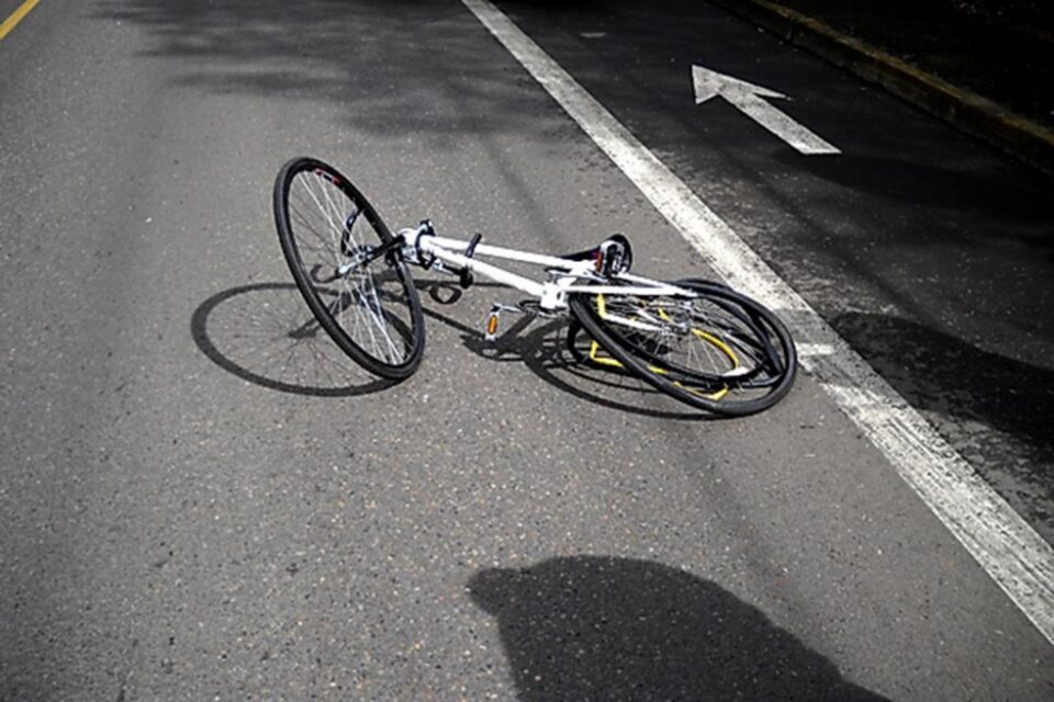 Anchetă în cazul morții unui biciclist care s-a prăbușit în drum