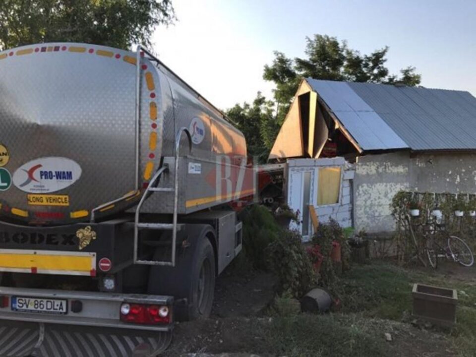 Autocisterna din Suceava a intrat la propriu într-o casă din comuna Vânători, județul Iași. Foto: BZI Autocisterna din Suceava a intrat la propriu într-o casă din comuna Vânători, județul Iași. Foto: BZI