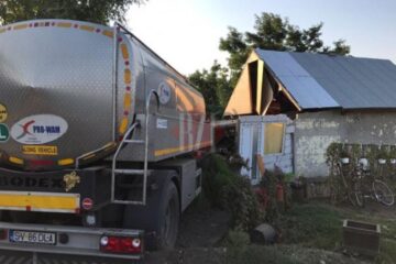 Autocisterna din Suceava a intrat la propriu într-o casă din comuna Vânători, județul Iași. Foto: BZI