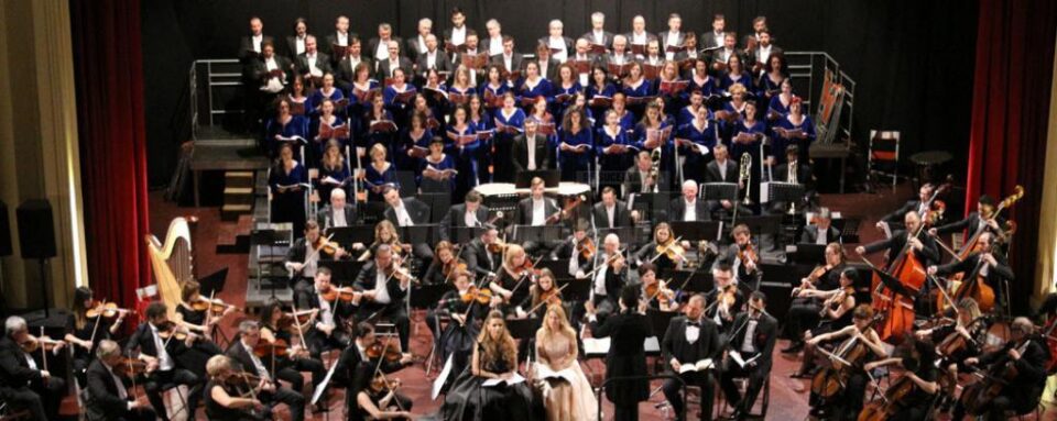 140 de artiști ai Filarmonicii Moldova din Iași vor evolua astăzi în concertul „Simfonii de toamnă", ediția a VI-a 140 de artiști ai Filarmonicii Moldova din Iași vor evolua astăzi în concertul „Simfonii de toamnă", ediția a VI-a