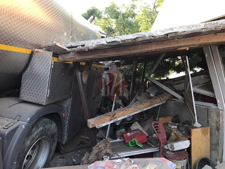 Autocisterna din Suceava a intrat la propriu într-o casă din comuna Vânători, județul Iași. Foto: BZI