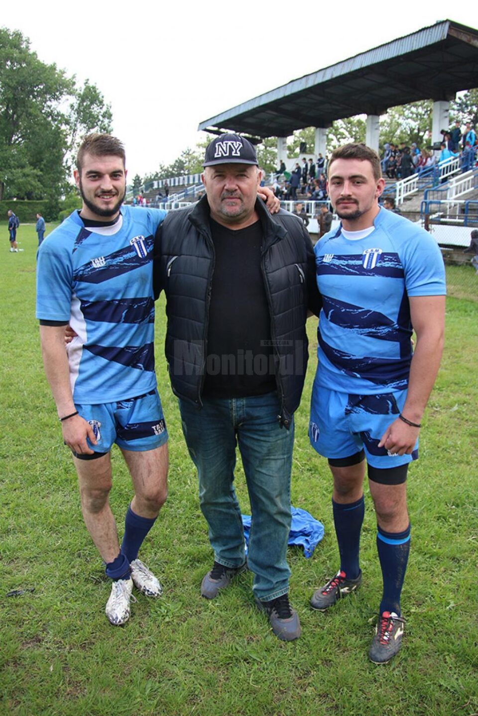 Constantin Varvaroi (stânga) și Andrei Drelciuc alături de primul lor antrenor, de la CSȘ Gura Humorului, Florin Nistor Constantin Varvaroi (stânga) și Andrei Drelciuc alături de primul lor antrenor, de la CSȘ Gura Humorului, Florin Nistor