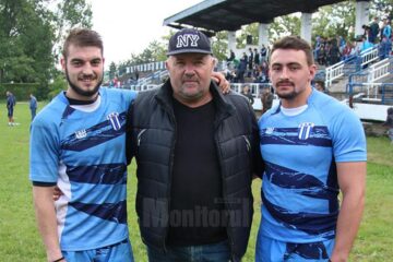 Constantin Varvaroi (stânga) și Andrei Drelciuc alături de primul lor antrenor, de la CSȘ Gura Humorului, Florin Nistor