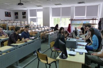 De aceste burse pot beneficia studentele care sunt la un program de licență, masterat sau doctorat