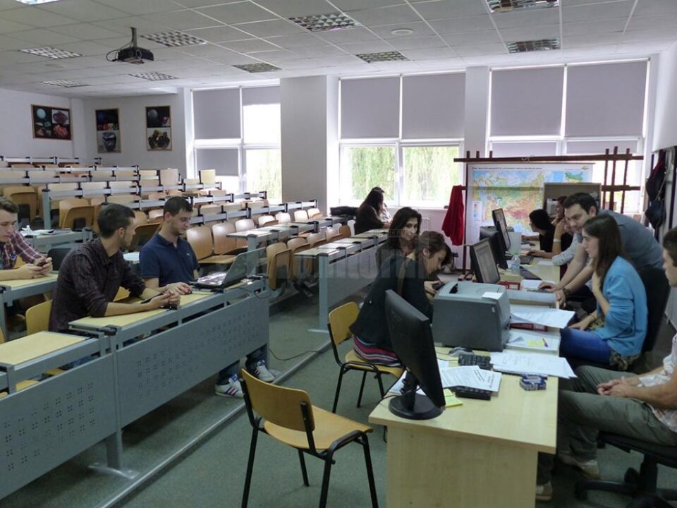 De aceste burse pot beneficia studentele care sunt la un program de licență, masterat sau doctorat