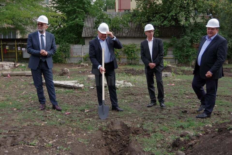 Vasile Rîmbu, Viorel Nuțu, Sorin Blaga și Gheorghe Flutur au dat startul începerii lucrărilor la Centrul de Radioterapie Suceava