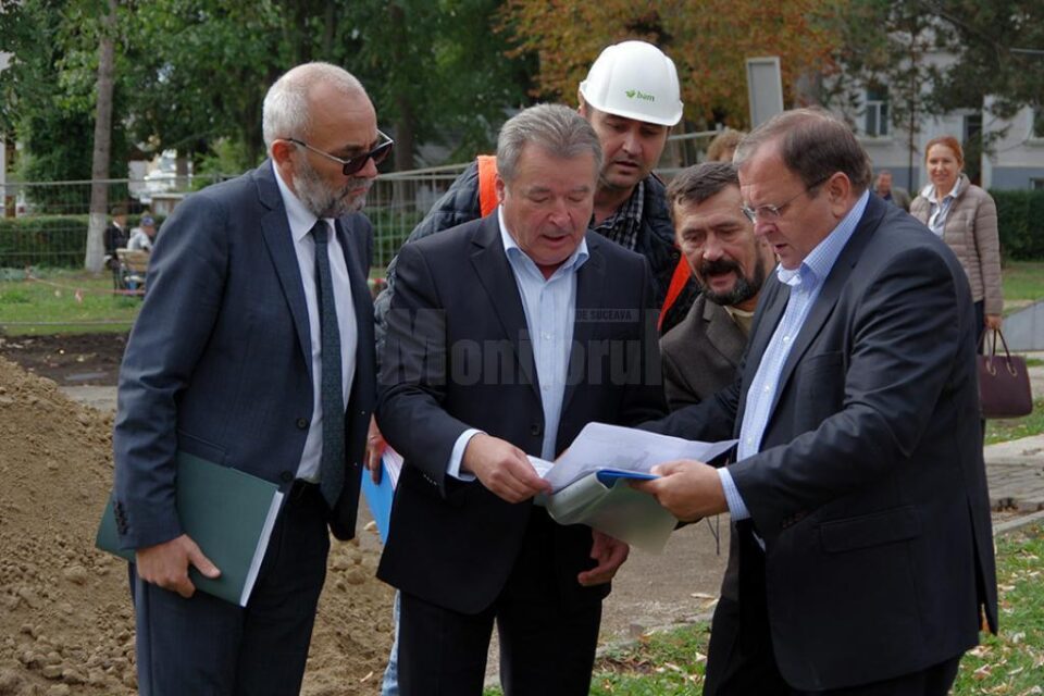 Vasile Rîmbu, Viorel Nuțu și Gheorghe Flutur, cu planurile Centrului de Radioterapie