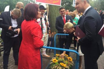 Deputatul Victoria Longher, care reprezintă comunitatea poloneză în Parlamentul din România, și Ghervazen Longher, președintele Uniunii Polonezilor din România, împreună cu președintele Poloniei
