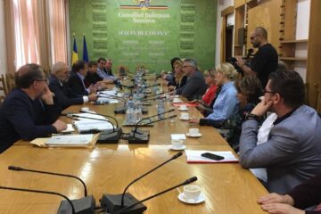 Președintele CJ, Gheorghe Flutur, și managerul Spitalului de Urgență, Vasile Rîmbu, s-au întâlnit cu medicii pediatri și managerii de spitale din județ