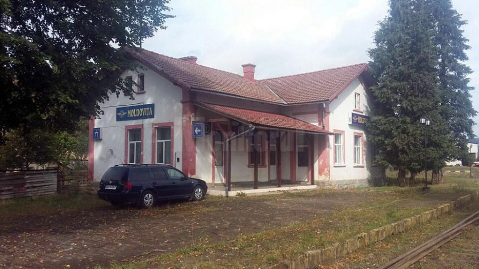Clădirea istorică a Gării Moldovița, renovată și modernizată, va fi locul de unde turiștii vor pleca în plimbare cu Mocănița Clădirea istorică a Gării Moldovița, renovată și modernizată, va fi locul de unde turiștii vor pleca în plimbare cu Mocănița