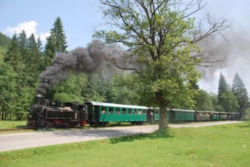 Mocănița va pleca în curând pe traseu din Gara CFR Moldovița, veche de peste 100 de ani