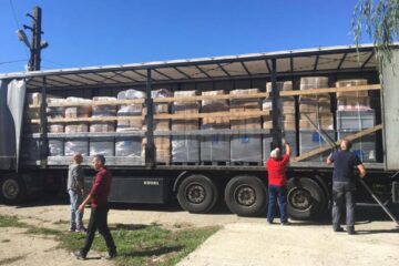 Camionul plin cu donații din Germania, adus la adăpostul de câini din lunca Sucevei