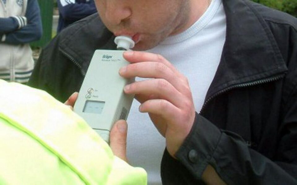 Doi șoferi băuți, prinși dintr-un „foc” de un echipaj rutier