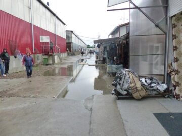 Ploaia de duminică dimineață a provocat inundații în bazar și într-o parcare subterană din centrul Sucevei