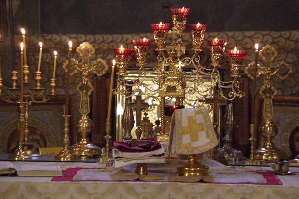 Ce semnificație are apa caldă care se toarnă peste Sfintele Taine?