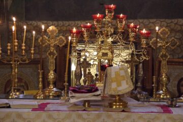 Ce semnificație are apa caldă care se toarnă peste Sfintele Taine?