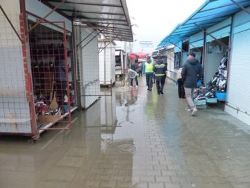 Ploaia de duminică dimineață a provocat inundații în bazar și într-o parcare subterană din centrul Sucevei