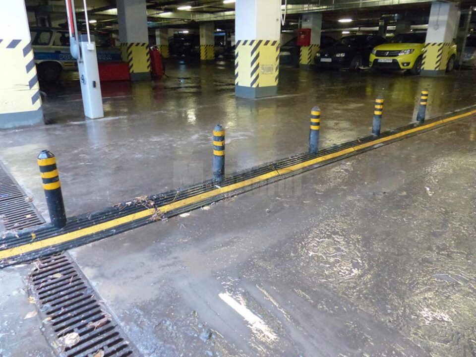 Parcarea subterană mare din zona centrală a orașului a fost inundată pe o suprafață de circa 100 mp