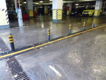 Parcarea subterană mare din zona centrală a orașului a fost inundată pe o suprafață de circa 100 mp