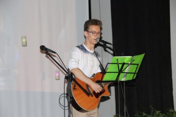 Tânărul Sebastian Ionel a deschis prima seară de folk