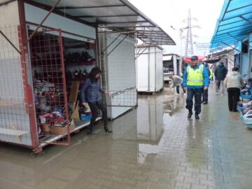 Ploaia de duminică dimineață a provocat inundații în bazar și într-o parcare subterană din centrul Sucevei