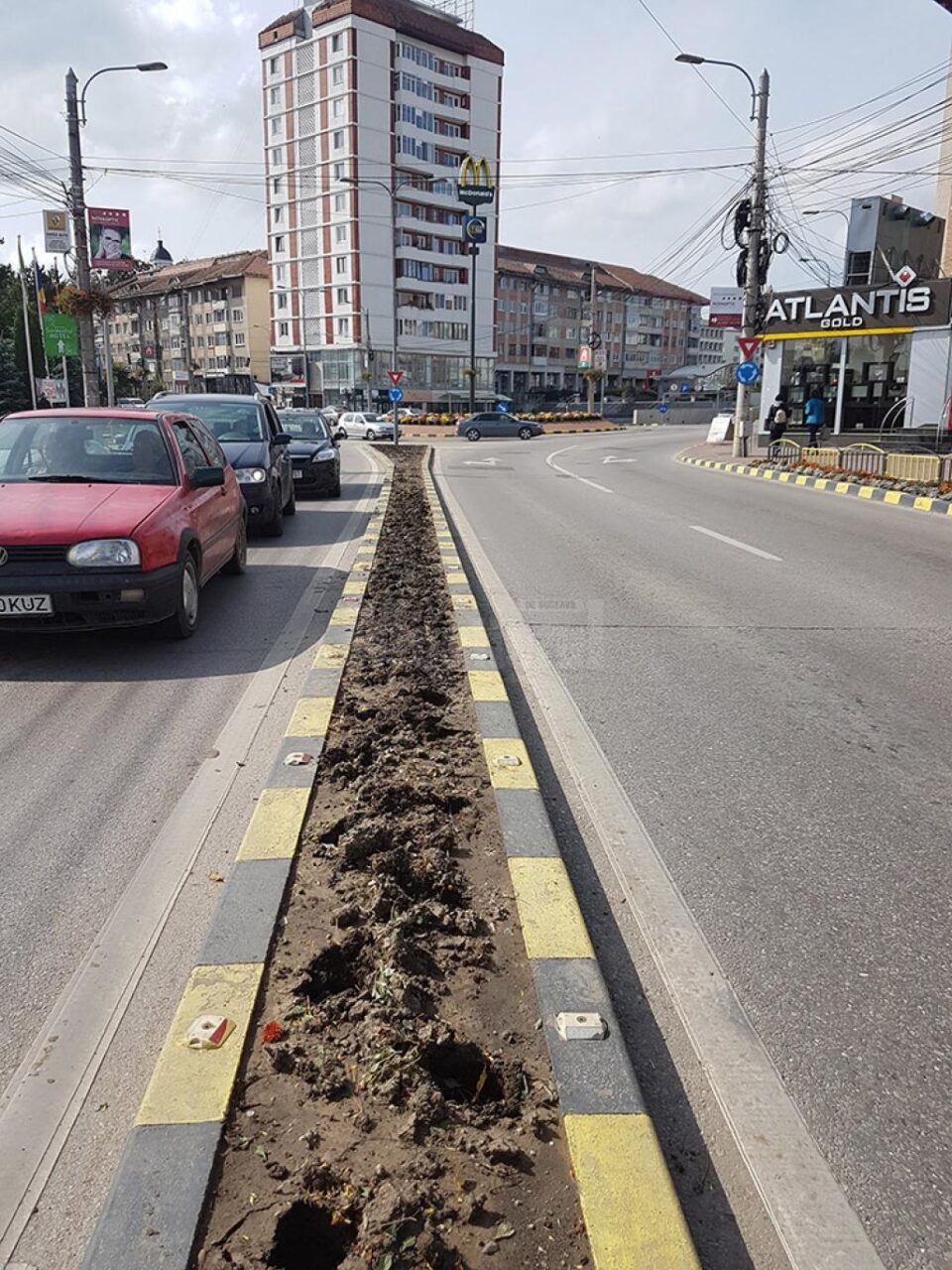Ce a rămas după ploaie în rondul de flori de pe mijlocul bulevardului principal