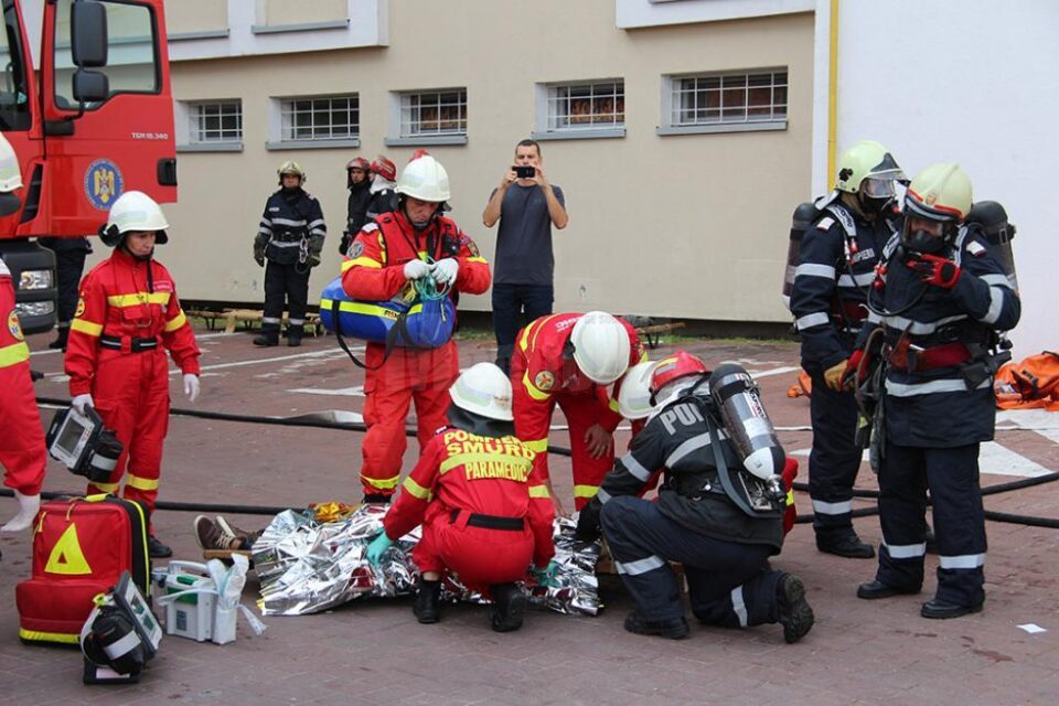 Mare desfășurare de forțe pentru simularea unui cutremur urmat de incendiu, la Spitalul Județean Mare desfășurare de forțe pentru simularea unui cutremur urmat de incendiu, la Spitalul Județean