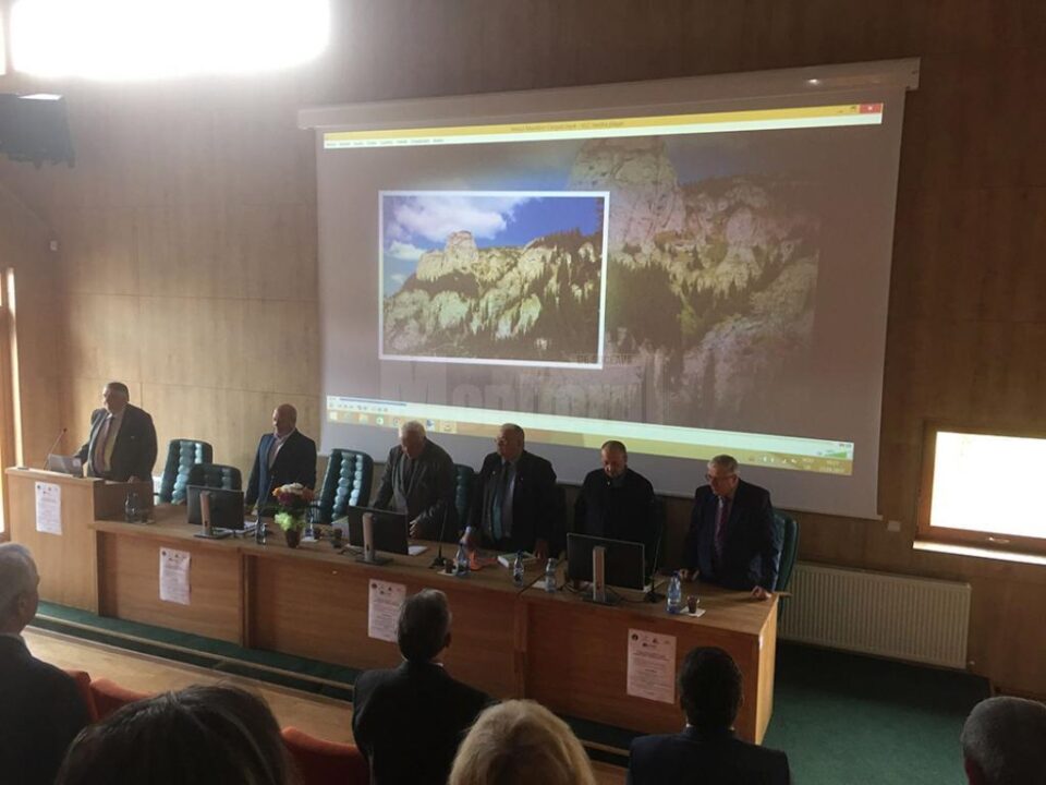 Mai multe personalități din lumea academică au participat la deschiderea Școlii Academice de Montanologie