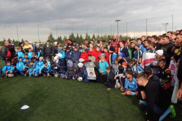 Viorel Lucaci, alături de copiii ce-au participat la ediția de anul trecut