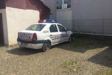 Toate cele 4 cauciucuri ale masinii de politie au fost taiate chiar in curtea postului de politie