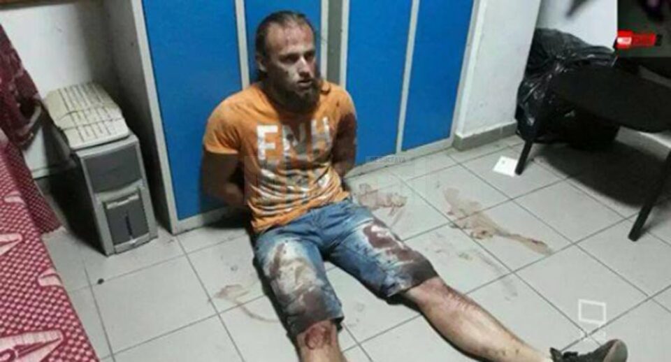 Ioan Beșa după lupta inegală cu polițistul pe care l-a atacat mișelește și l-a ucis Ioan Beșa după lupta inegală cu polițistul pe care l-a atacat mișelește și l-a ucis